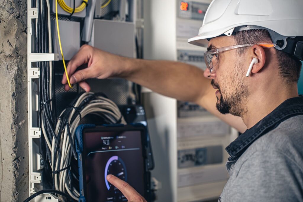 Técnico realizando instalación y configuración de infraestructura tecnológica en El Salvador
