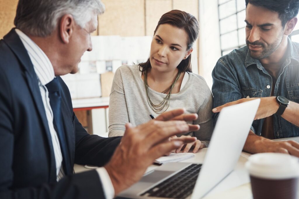 Reunion empresarial para desarrollar soluciones tecnológicas integrales